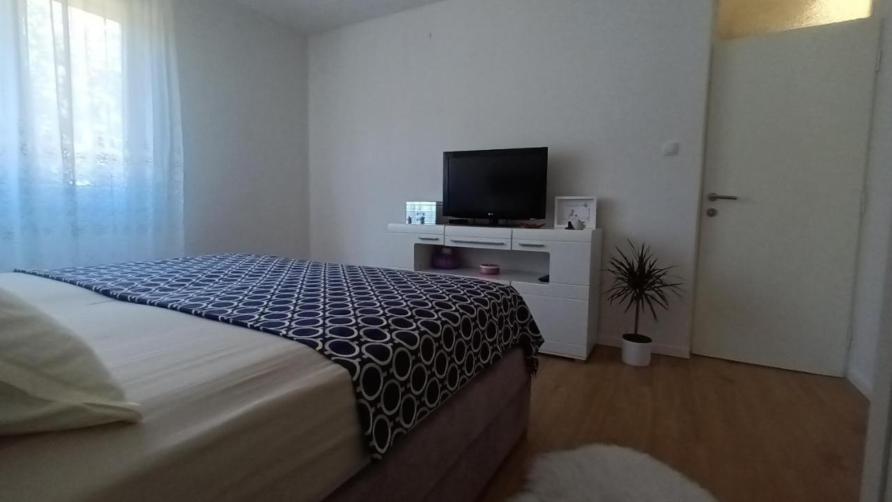 Leona Apartment-Perfect For Four Split Exterior photo