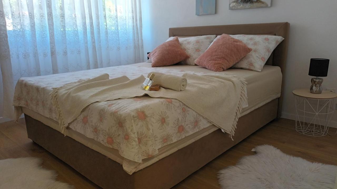 Leona Apartment-Perfect For Four Split Exterior photo